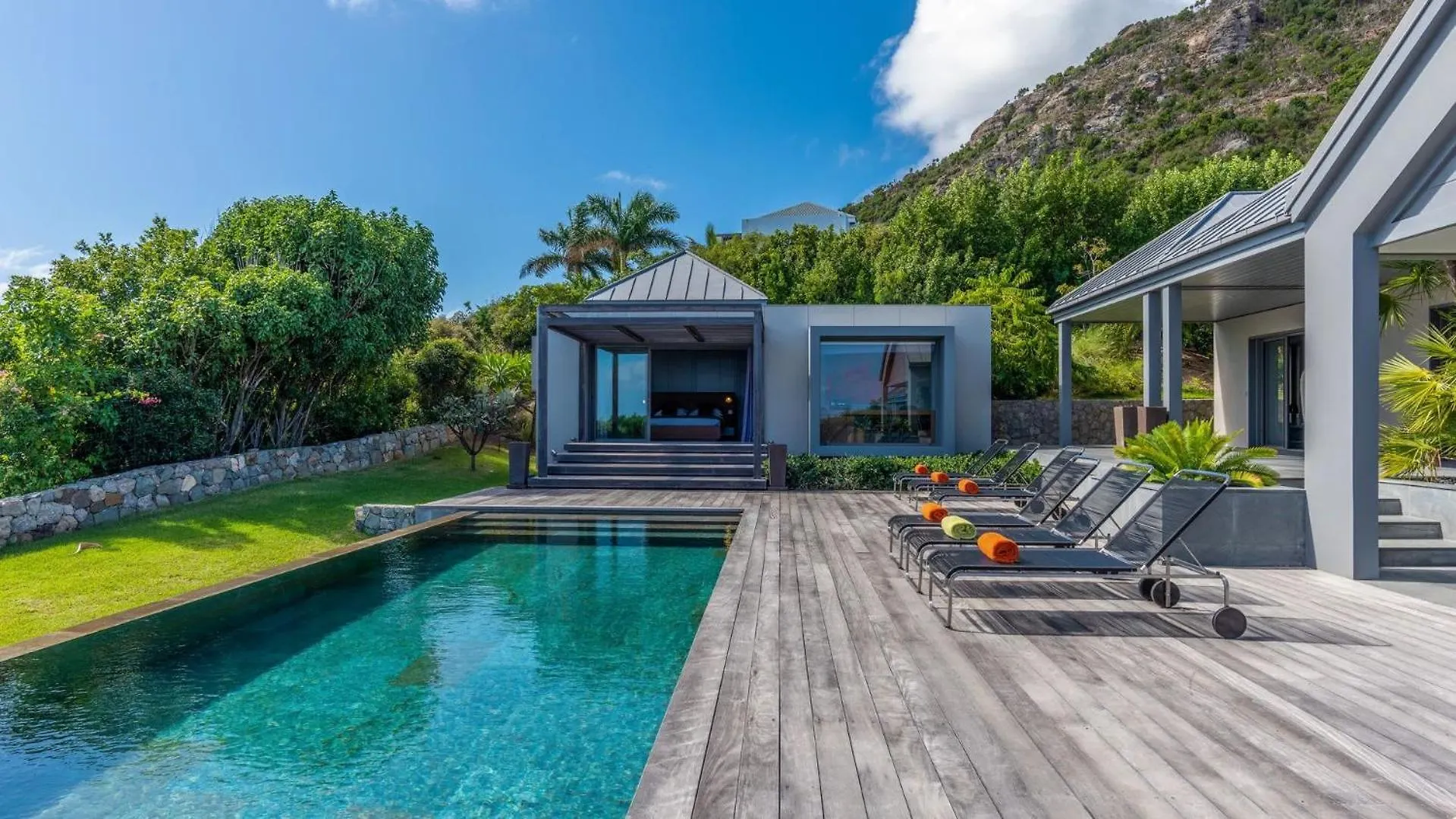 Splendid Villa With a View of Sparkling Ocean Quartier de Lorient