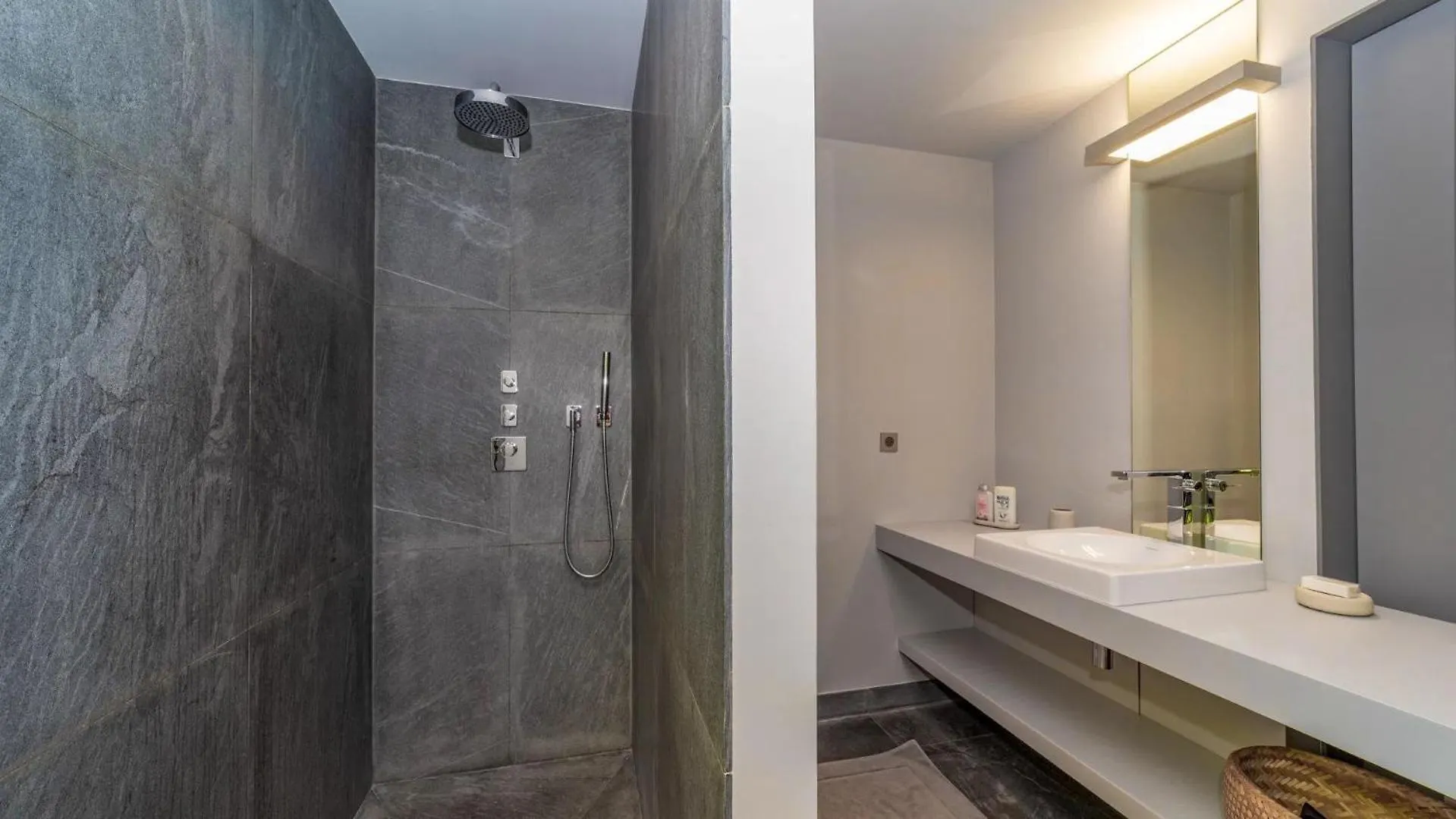 Splendid Villa With a View of Sparkling Ocean Quartier de Lorient