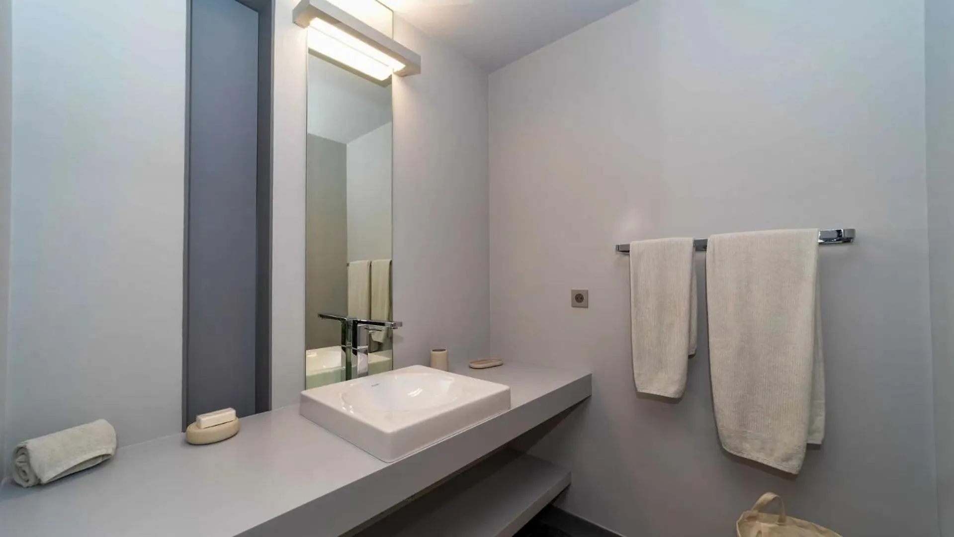Splendid Villa With a View of Sparkling Ocean Quartier de Lorient
