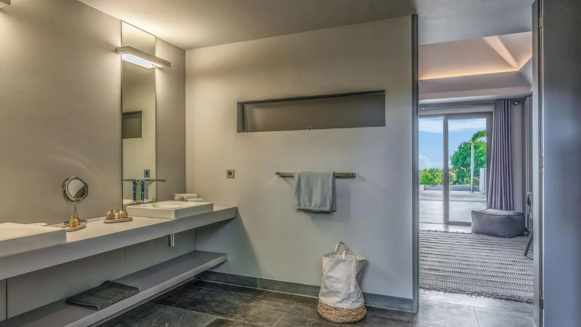 Splendid Villa With a View of Sparkling Ocean Quartier de Lorient